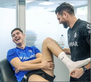 Emilio Merchán dando fisioterapia a un jugador de primera división de fútbol